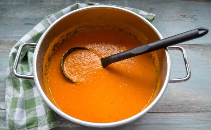 Rote Linsensuppe mit Kokosmilch - so gelingt sie cremig