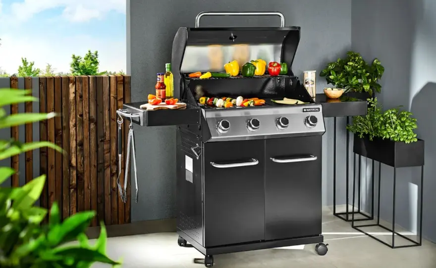 Grill & ogród: jak wybrać najlepsze akcesoria i sprzęt do grillowania