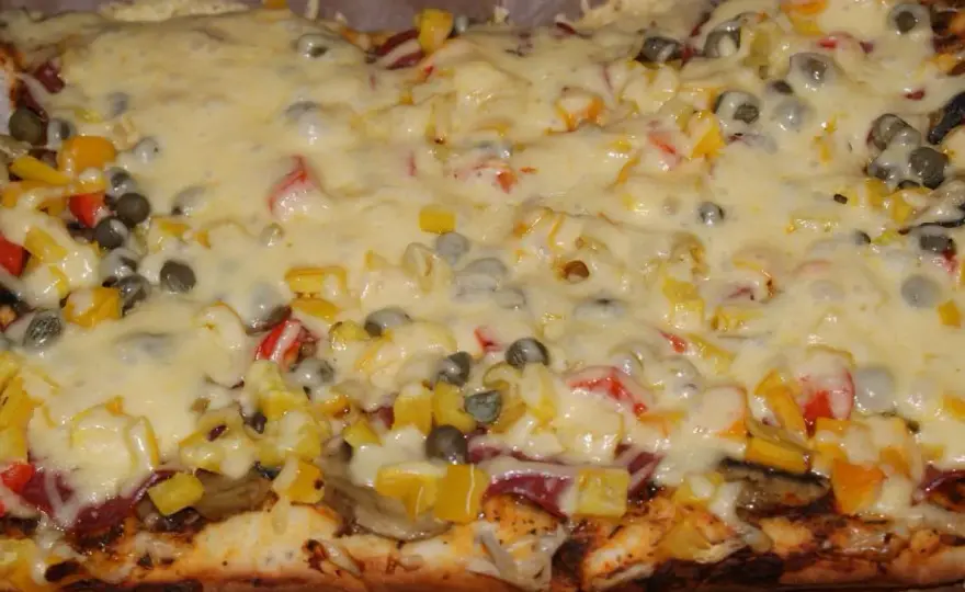 Puszysta pizza na grubym cieście - Przepis idealny? Sprawdź!