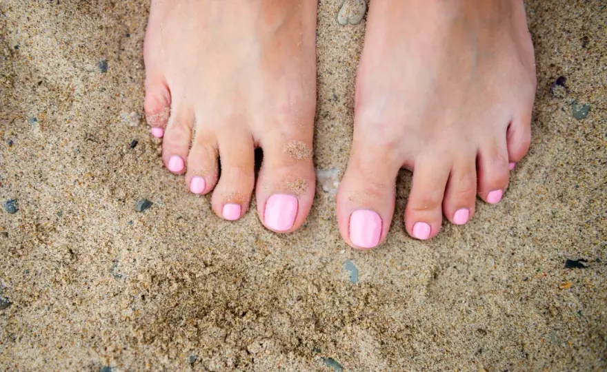Modny pedicure - Jak wybrać kolor i technikę?