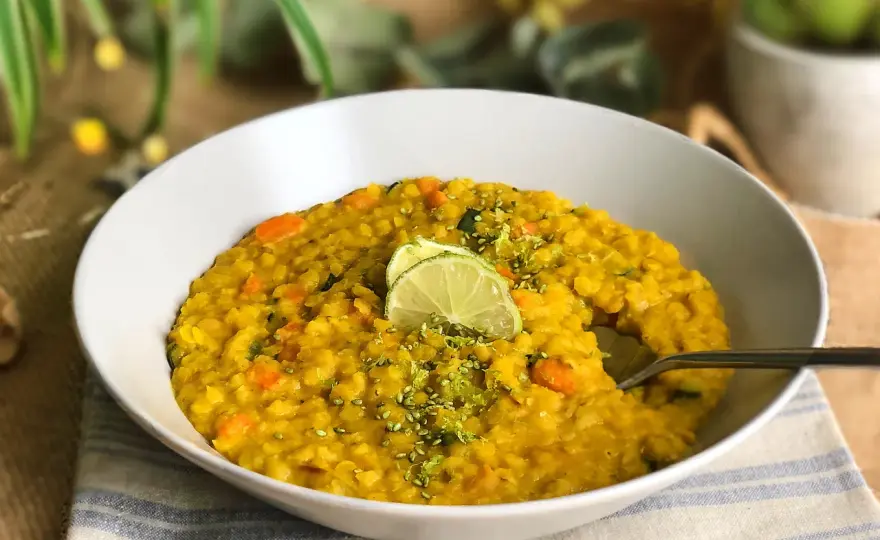 Lentejas al curry con verduras, cremosas y fáciles de adaptar