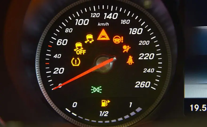 Spie luci auto, cosa significano e quando preoccuparsi