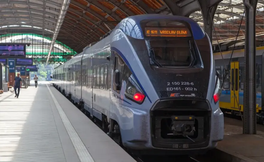 Ile zarabia konduktor Pendolino? Widełki płacowe i benefity