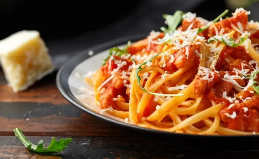 Jakie przyprawy do sosu bolognese, aby uzyskać wyjątkowy smak?