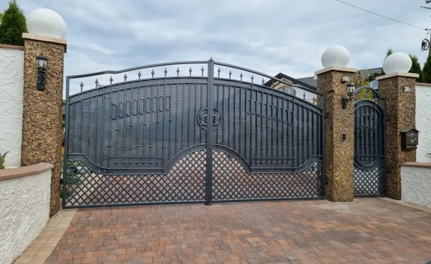 Ile kosztuje montaż bramy dwuskrzydłowej? Poznaj ukryte koszty i czynniki