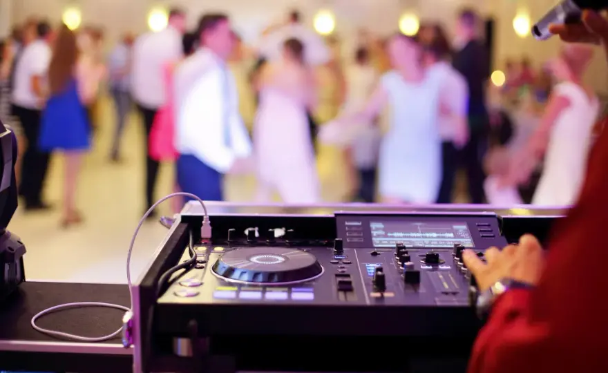 O co pytać DJ weselnego aby uniknąć rozczarowania? Kompletna lista pytań
