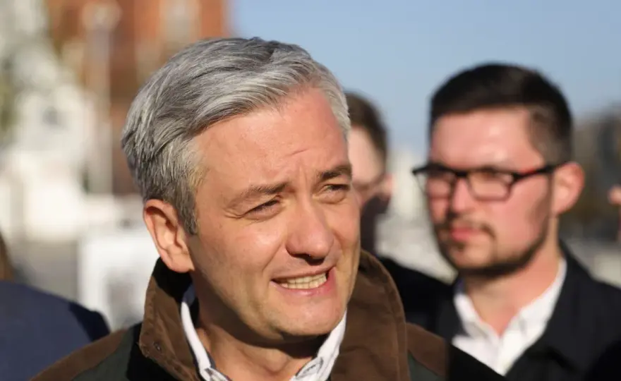 Biedroń ile ma lat? Zaskakujące fakty o jego życiu i karierze