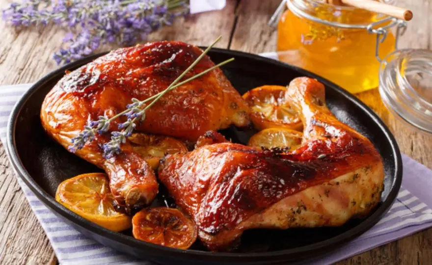 Muslos de pollo al horno dorados y jugosos sin complicaciones