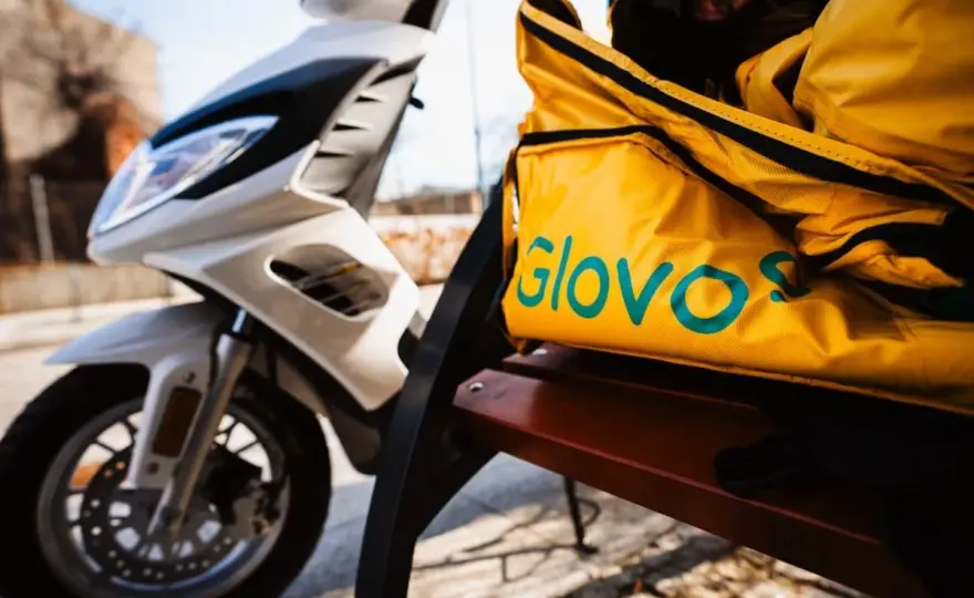 Ile można zarobić w Glovo? Realne zarobki kurierów w Polsce