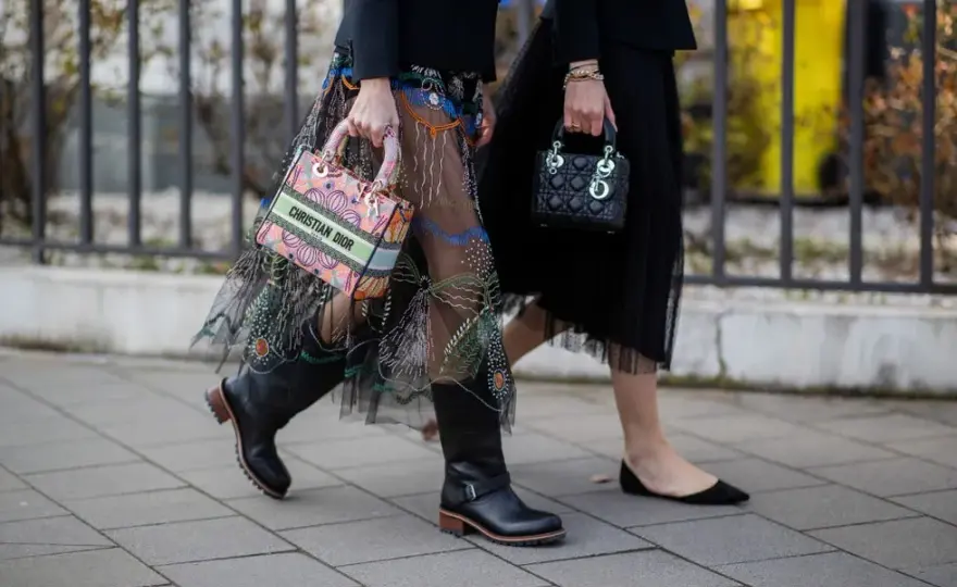 Spódnica tiulowa stylizacje na sportowo – stwórz modne i wygodne outfity