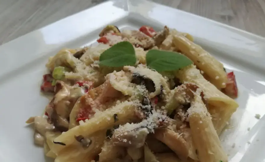 Penne z kurczakiem w sosie serowym - prosty przepis na pyszne danie