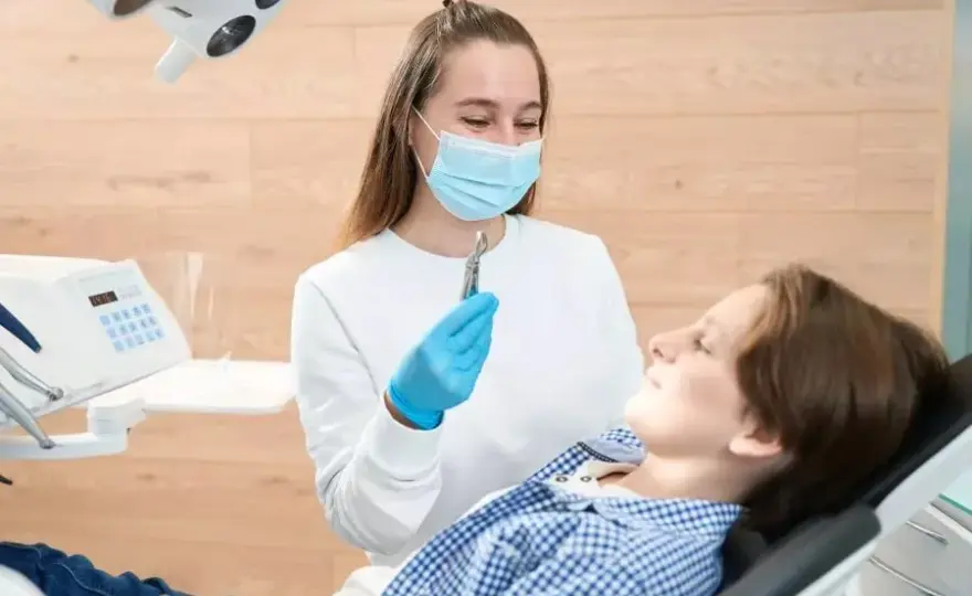 Kiedy kawa po ekstrakcji zęba? Uniknij suchego zębodołu!