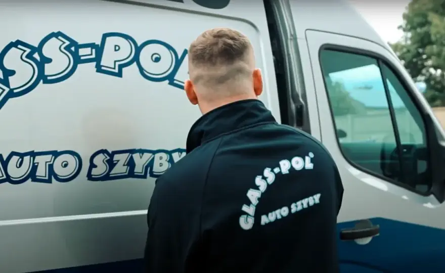 Bezpieczny transport szyby samochodowej - Kluczowe zasady i porady