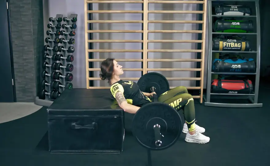 Hip thrust - co pracuje? Pośladki, uda, technika – poznaj!