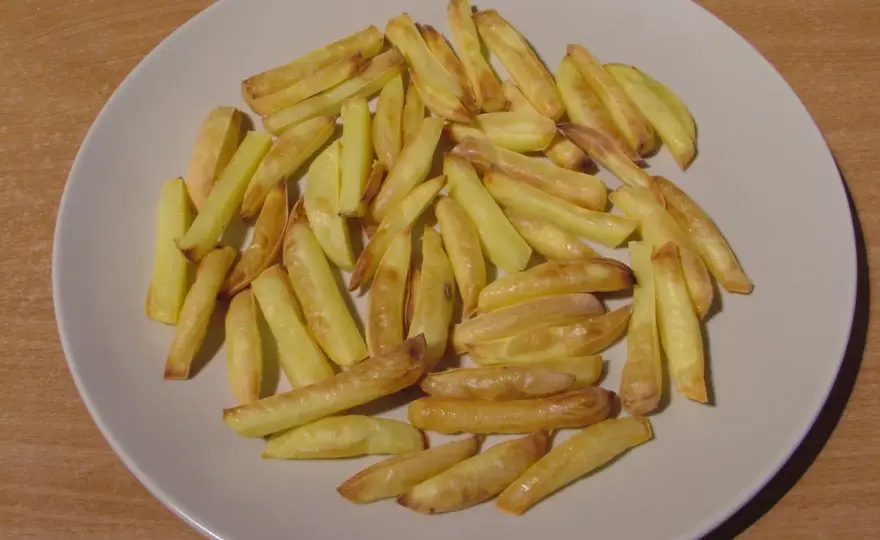Ile kcal mają frytki z piekarnika? Zaskakujące różnice w kaloriach