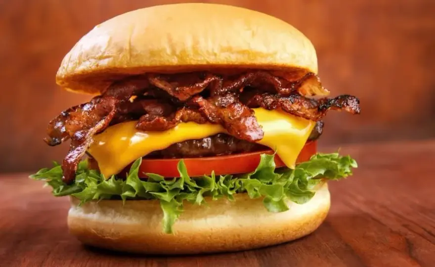 Skąd pochodzi burger? Odkryj jego zaskakującą historię!