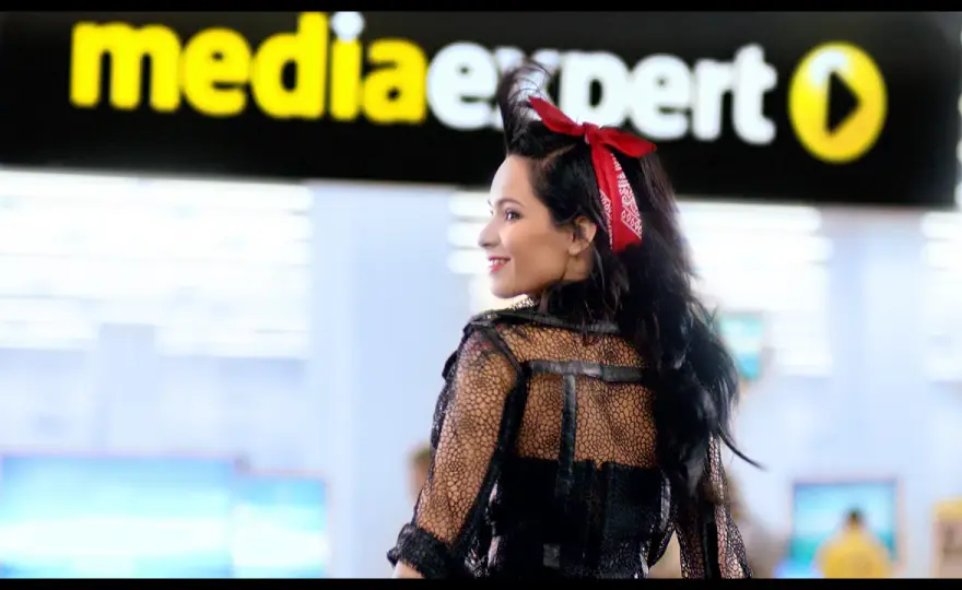 Kim jest dziewczyna z reklamy Media Expert? Zaskakujące fakty o niej