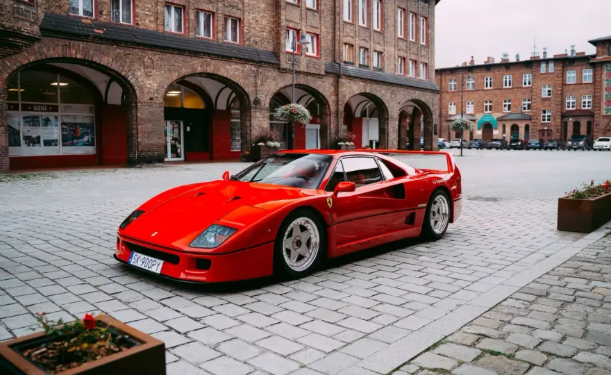Ferrari w Polsce: Ile naprawdę kosztuje zakup i utrzymanie?