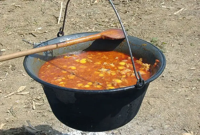 Jak się robi zupę gulaszową - prosta receptura na pyszną zupę
