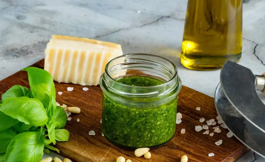 Pesto z bazylii na zimę: przepis i sposoby na przechowywanie