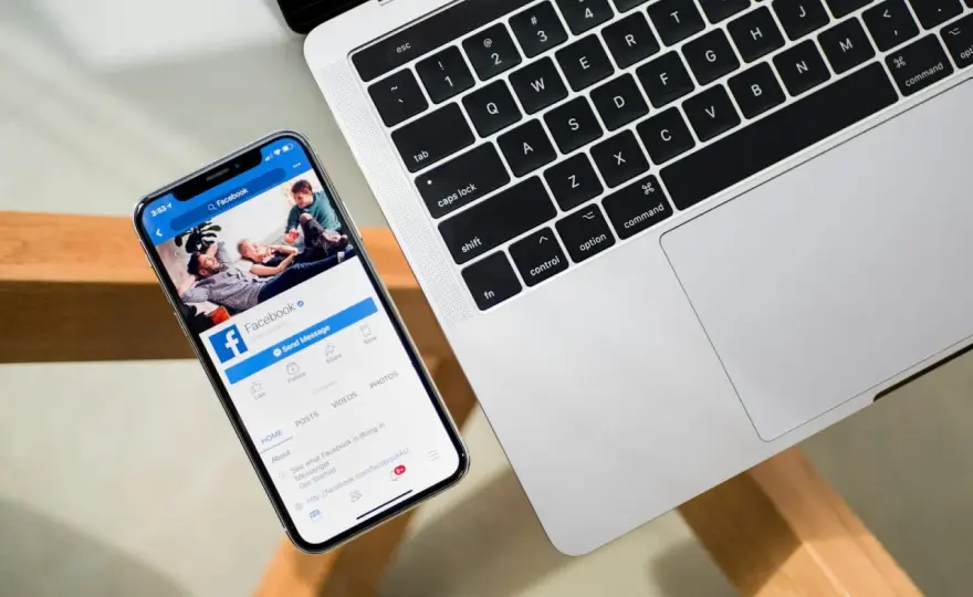 Czy kolejność znajomych na Facebooku jest przypadkowa czy nie?