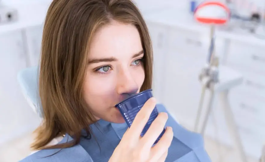 Clorexidina per i denti, quando usarla e quali rischi comporta