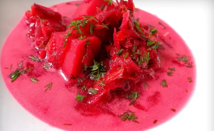 Zupa buraczkowa jak u babci – smak dzieciństwa w każdej łyżce