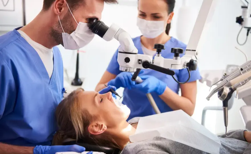 Alkohol przed dentystą: Dlaczego musisz go unikać przed wizytą?