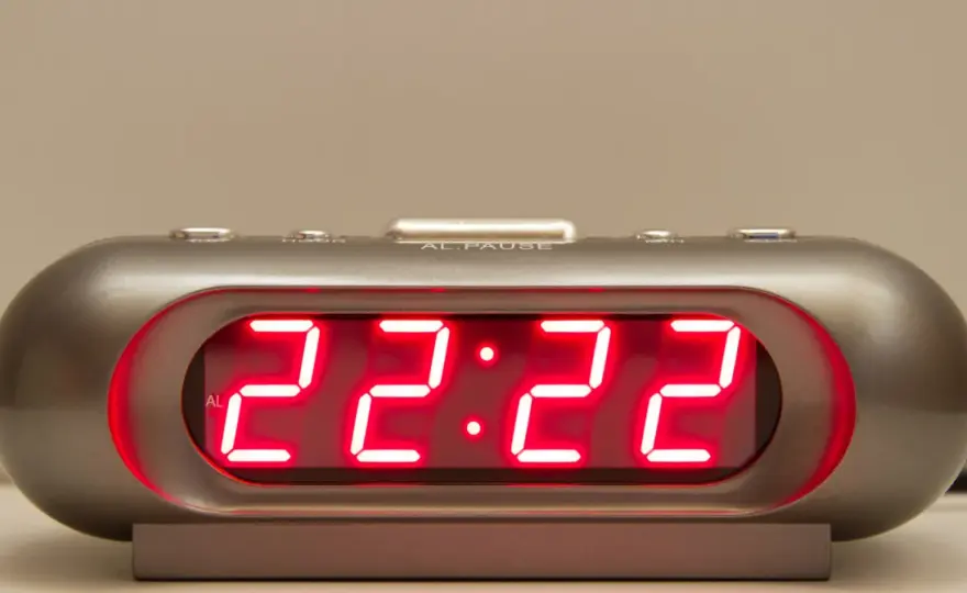 22:22 znaczenie w miłości - Co ta godzina mówi o Twojej relacji?