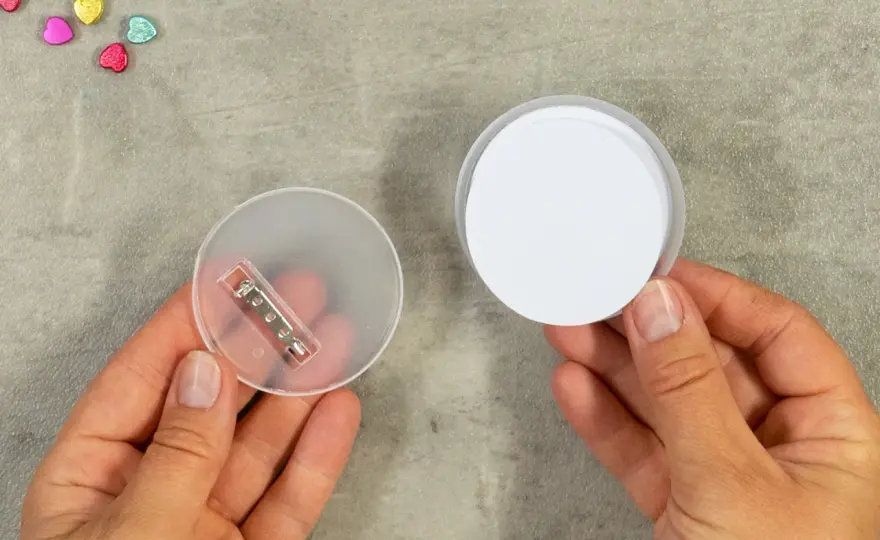 Selbst gemachte Buttons basteln - so klappt's mit Kindern
