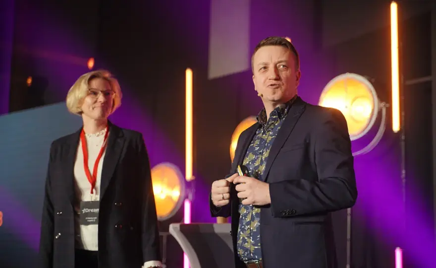 Jak się ubrać na integrację firmową? Smart casual bez wpadek!