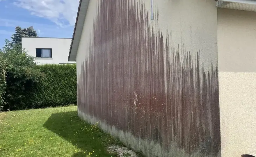 Tache rouge mur/plafond - Causes, nettoyage, prévention durable