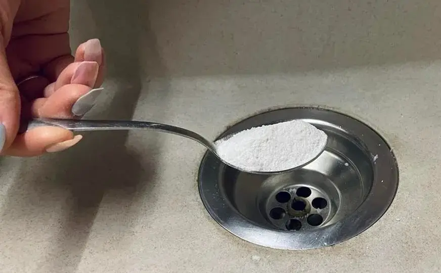 Skuteczne sposoby na odblokowanie zlewu bez kreta i chemii