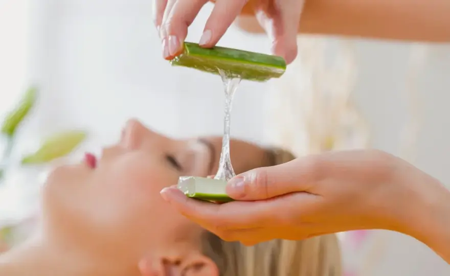 Aloe vera en el pelo - beneficios reales y cómo aplicarlo