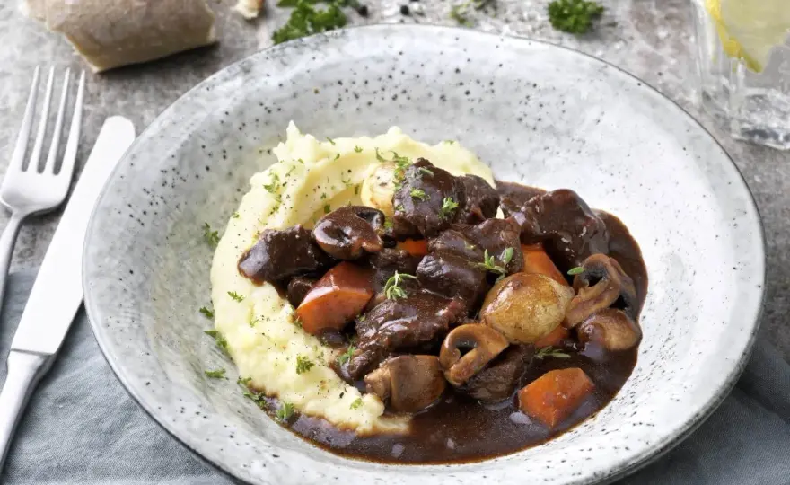 Boeuf bourguignon - så gör du den franska rödvinsgrytan rätt