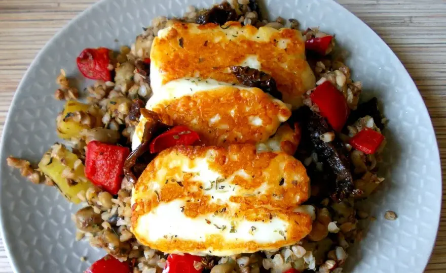 Najlepsza sałatka z serem halloumi i suszonymi pomidorami - prosty przepis
