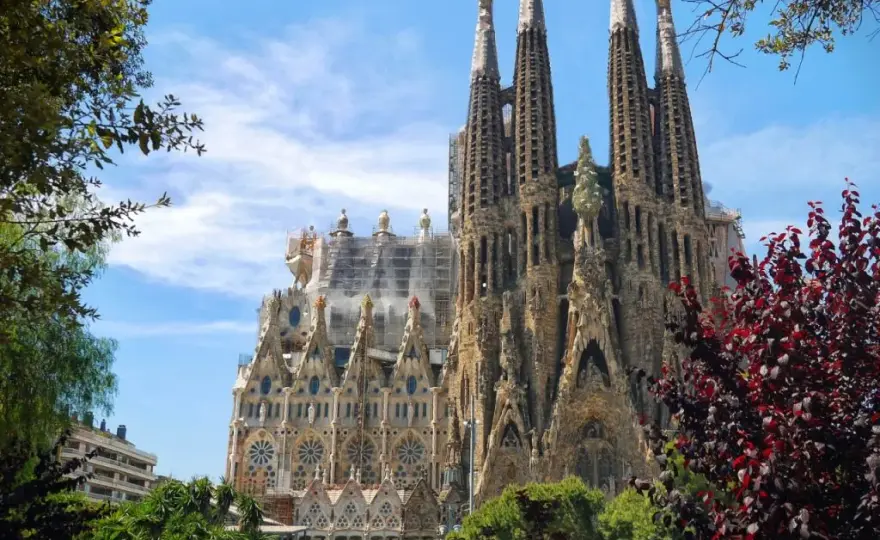 W jakim kraju jest Barcelona? Odkryj jej fascynującą historię i położenie