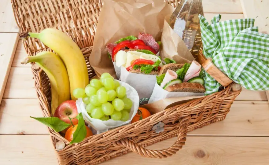 Co na piknik? Proste menu i szybkie przepisy do kosza