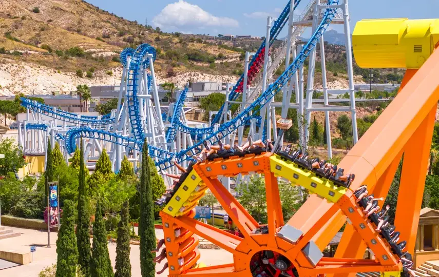 Atracciones imperdibles en Terra Mítica: Diversión para todos los gustos