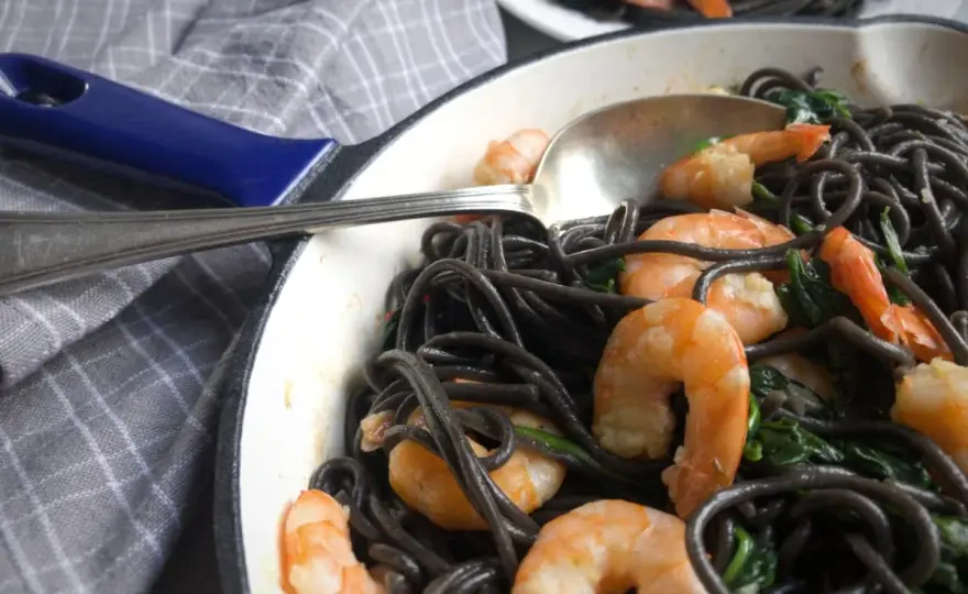 Pyszne spaghetti z krewetkami i szpinakiem – proste przepisy na obiad