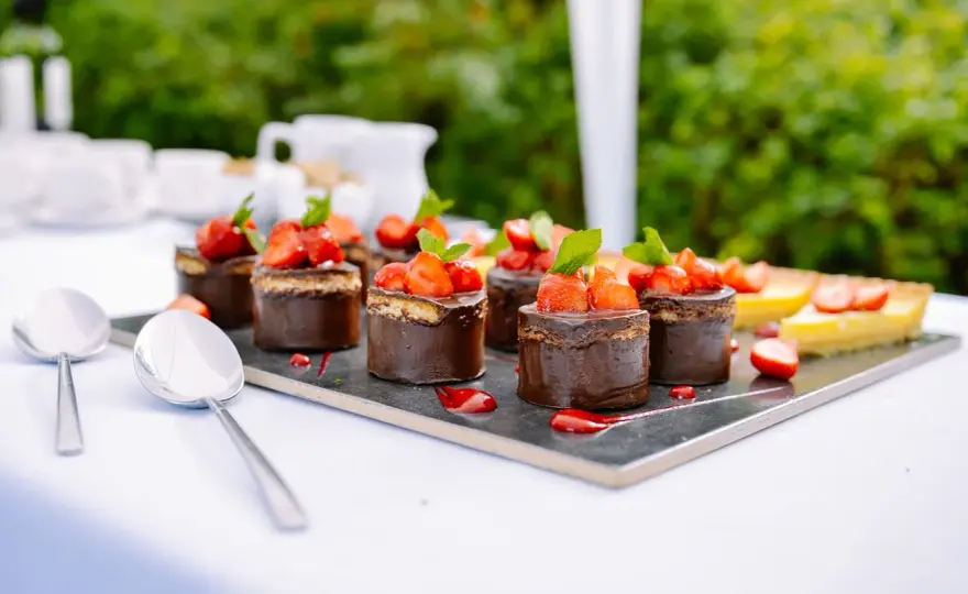 Przerwa kawowa na evencie: Jak zorganizować idealny catering?
