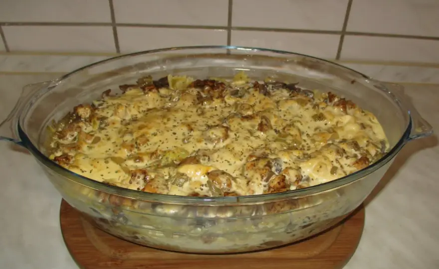 Pyszna zapiekanka z serkiem topionym i makaronem, którą pokochasz