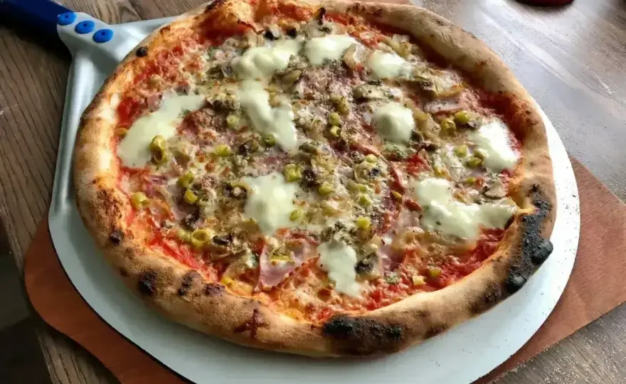 Domowa pizza - przepis na idealne ciasto i chrupki spód