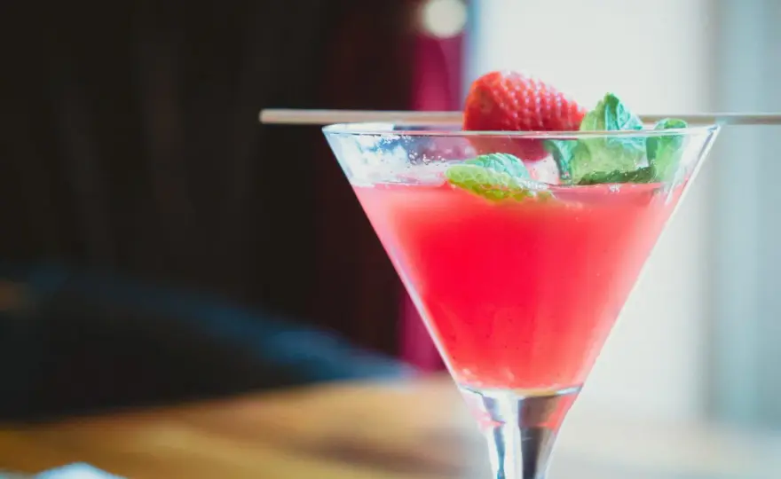 Szklanki do drinków: Twój przewodnik po idealnym koktajlu