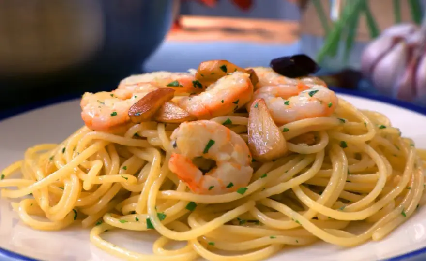 Espaguetis con gambas al ajillo, bien ligados y en su punto
