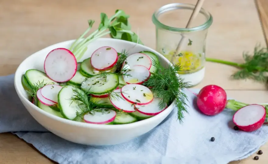 Gurken-Radieschen-Salat - So bleibt er knackig statt wässrig