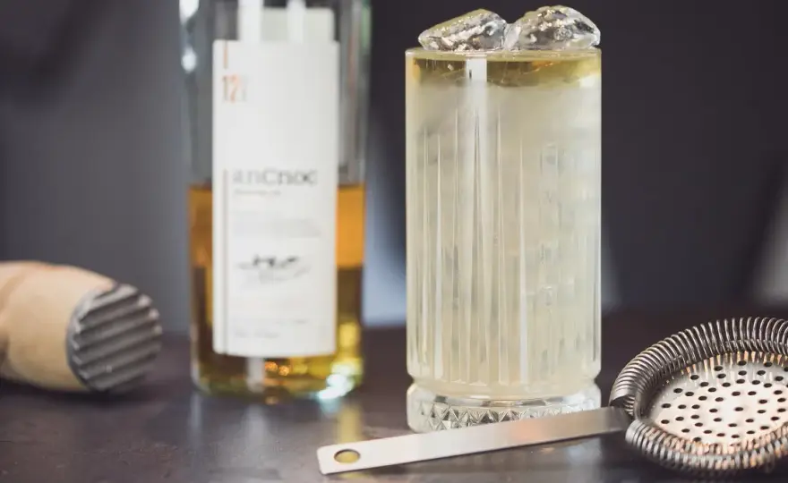 Ile kalorii ma gin z tonikiem? Poznaj prawdę o popularnym drinku
