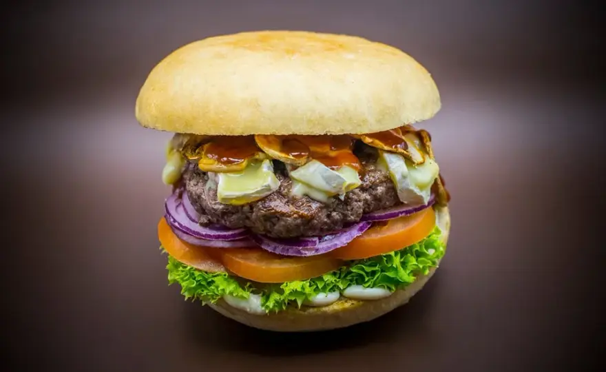 Jakie dodatki do burgera, które zaskoczą Twoje kubki smakowe?