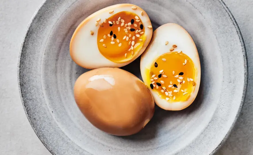 Œuf mariné à la sauce soja - la méthode pour un jaune fondant