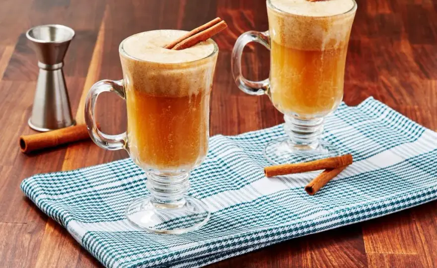 Rozgrzewające drinki na jesień, które zachwycą Twoje zmysły